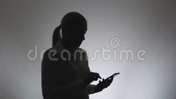 白色背景的女人的剪影商务女性剪影在电话中交谈的肖像视频的预览图