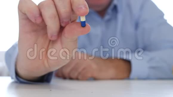 医生的双手提供一种维生素胶囊一种预防疾病的医疗药丸视频的预览图