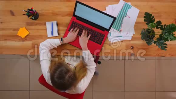 使用笔记本电脑的年轻白种人员工的特写镜头并写一封关于指定业务的提醒信视频的预览图