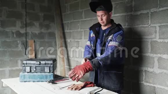 焊工戴红手套焊工安全帽开始工作视频的预览图