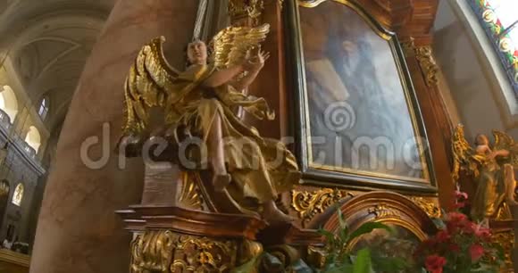 镀金巴洛克天使与教堂绘画视频的预览图