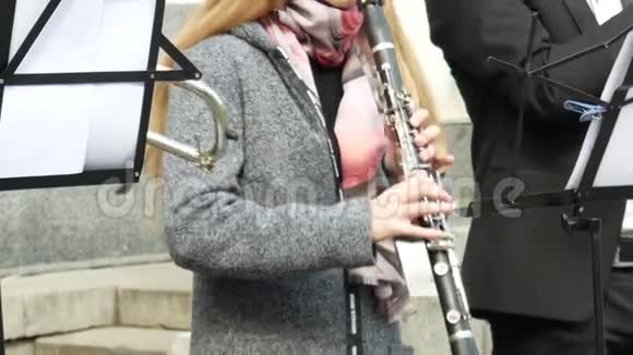 街头乐队女单簧管演奏者视频的预览图