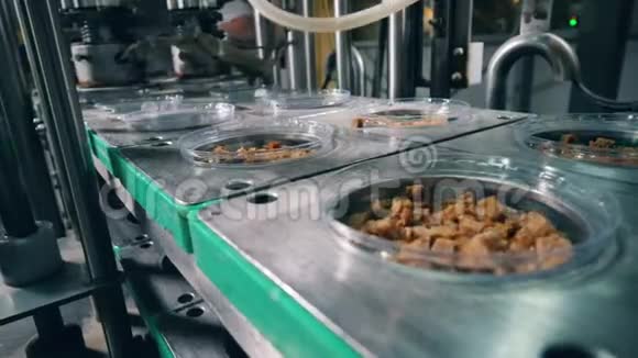 盘子里的面包小吃被箔片封闭了食品厂的包装工艺视频的预览图