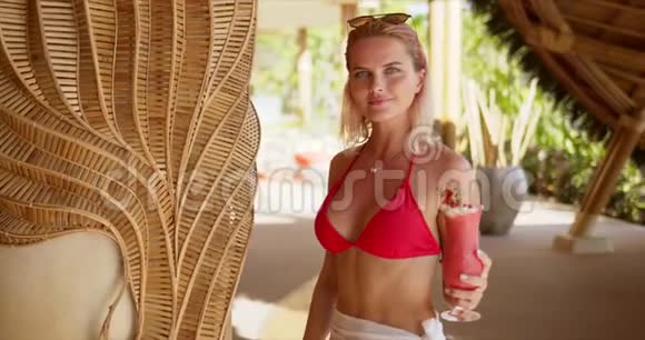 带水果鸡尾酒的女人在度假村休息视频的预览图