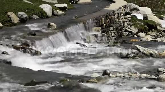 小瀑布和石头视频的预览图