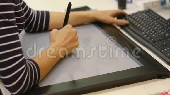 设计师在平板电脑上画画艺术家双手合拢视频的预览图