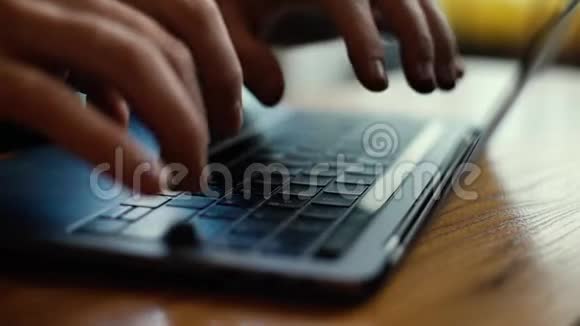 在手提电脑键盘上慢动作的人手打字特写视频的预览图