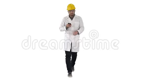 自信的男工程师戴着头盔在白色背景下待命视频的预览图