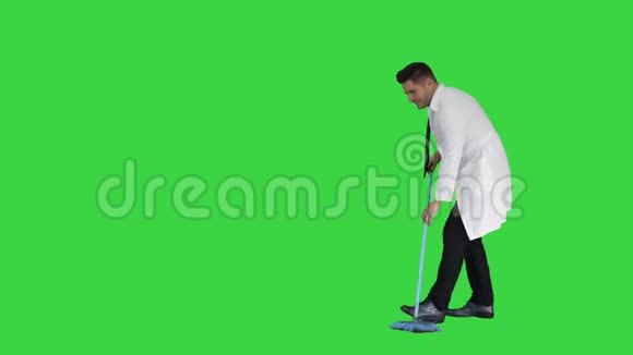 穿着白色长袍的人扫地在绿色屏幕上说话Chroma键视频的预览图