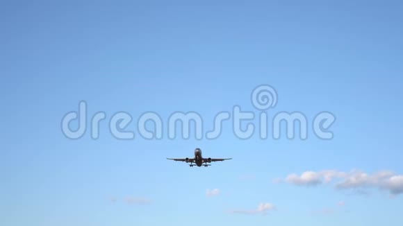 现代商务飞机在头顶上空飞行严格在架体中间4K视频的预览图