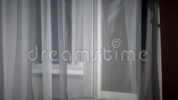 窗户上有白色的窗帘视频的预览图