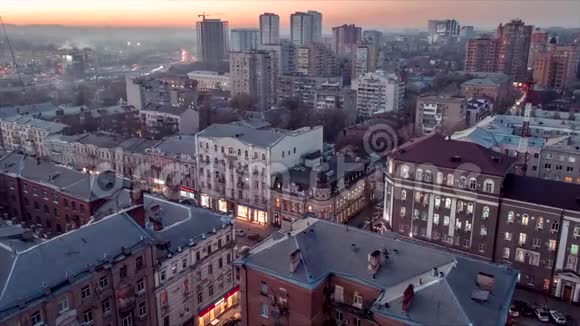 时光流逝日落时分罗斯托夫城的灯火在唐上燃烧视频的预览图