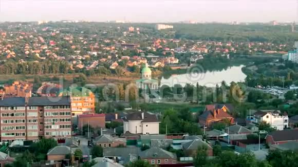 时间流逝苏尔布卡赫教堂从顿河罗斯托夫市的屋顶可以看到湖景视频的预览图