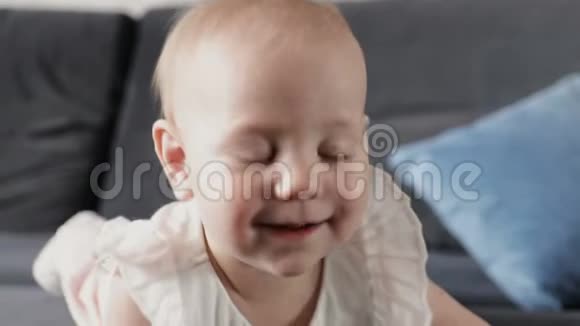 可爱的宝宝在家笑着笑视频的预览图
