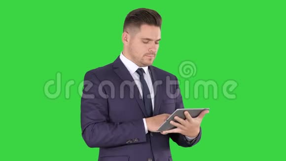 具有代表性的年轻商人与平板显示一些东西在绿色屏幕上滑动铬键视频的预览图