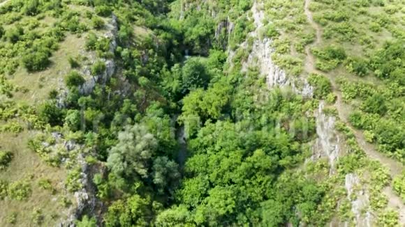 空中自上而下的瀑布峡谷拍摄视频的预览图