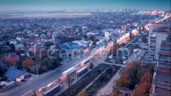 时光流逝夜晚当汽车在唐上留下一道灯光时雾笼罩了罗斯托夫市从屋顶看到的景色视频的预览图