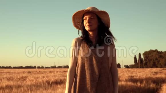 女人走在田园风光中黄麦视频的预览图