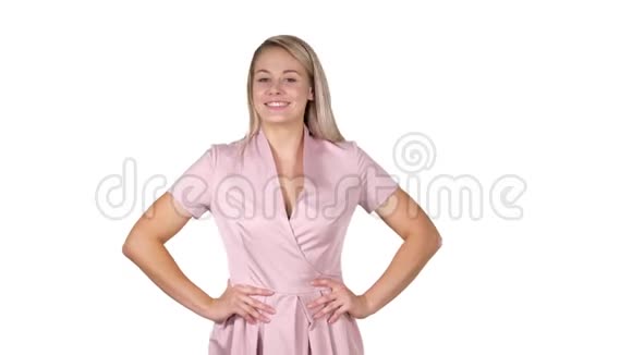 美丽的年轻女子走着双手放在臀部在白色的背景上说话视频的预览图