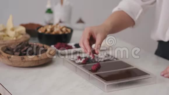家庭主妇正在用浆果装饰巧克力视频的预览图