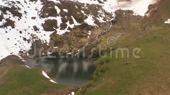 从白雪覆盖的山坡到风景如画的山湖视频的预览图