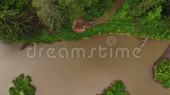 带导游在森林的河边散步的空中观光团视频的预览图