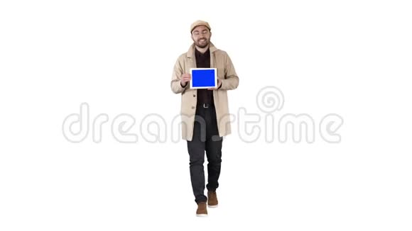 年轻人走路说话显示数字平板电脑与蓝色屏幕模型在白色背景视频的预览图