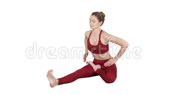 年轻有魅力的女性练习瑜伽坐在头部到膝盖前弯锻炼JanuSirsasana在白色上摆姿势视频的预览图