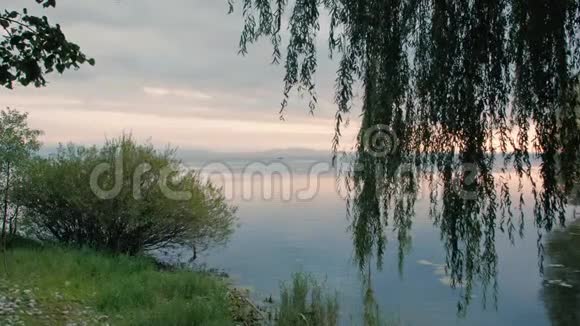 湖上的景观渡口视频的预览图