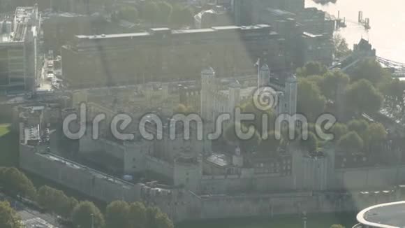 阳光明媚的一天历史宫殿的顶部景观行动市中心大型老宫阳光码头视频的预览图