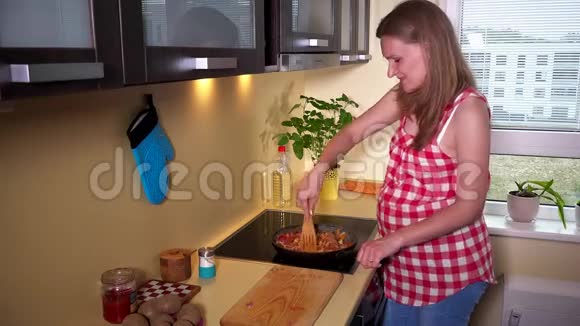孕妇在锅里拌饭对着镜头微笑视频的预览图