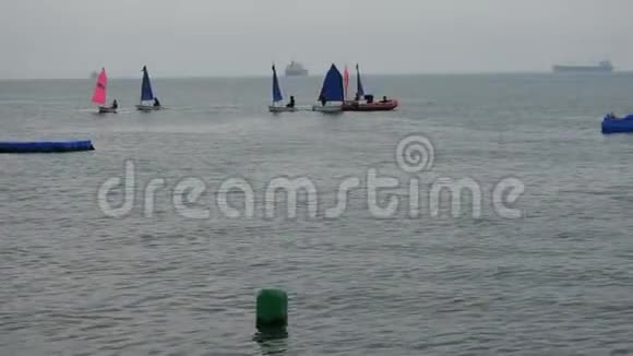 港海水旗和帆船准备比赛视频的预览图