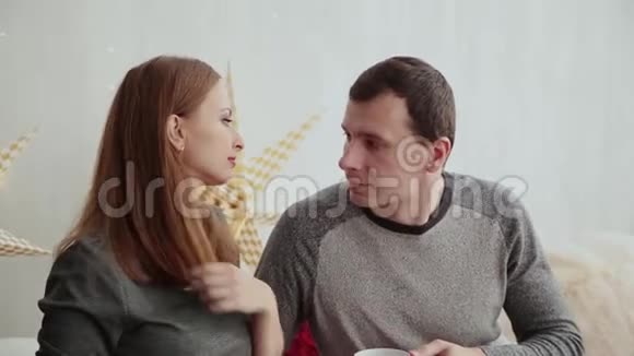 怀孕的女孩和她的丈夫在床上新年风格2019年圣诞节视频的预览图