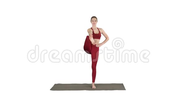 女性瑜伽模型使站立分裂微笑在白色背景视频的预览图