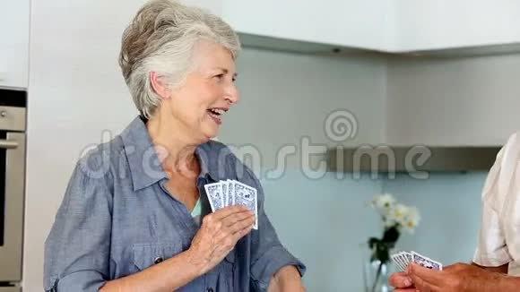 年长夫妇在柜台打牌视频的预览图