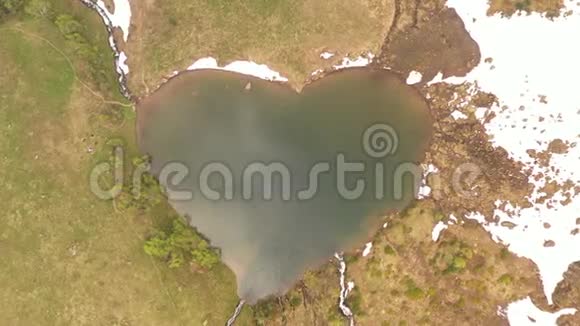 山涧流淌成神秘浪漫的湖水自然心形视频的预览图