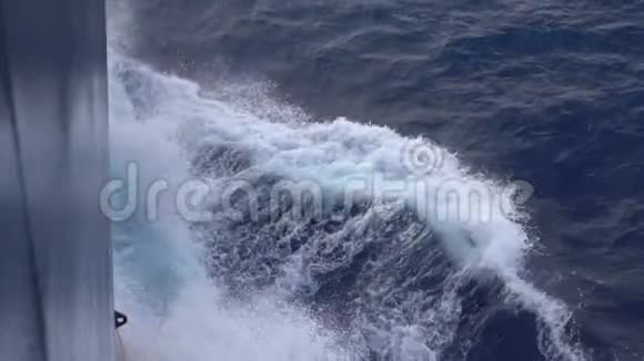 蓝色的海浪拍打着一艘现代船只的侧面视频的预览图
