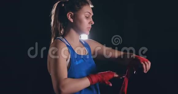 克伦尼计划美丽的运动新娘身穿蓝色衣服的拳击手在一名女性的衣服上缠上红色绷带视频的预览图