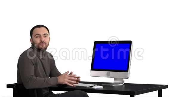英俊的商人看着镜头说话白色背景蓝色屏幕模拟显示视频的预览图