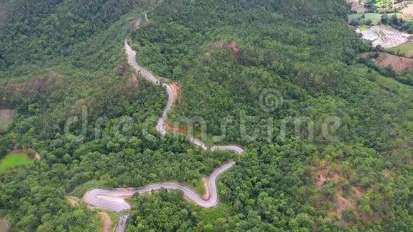 泰国多伊因塔农国家公园的Curvi公路鸟瞰图视频的预览图