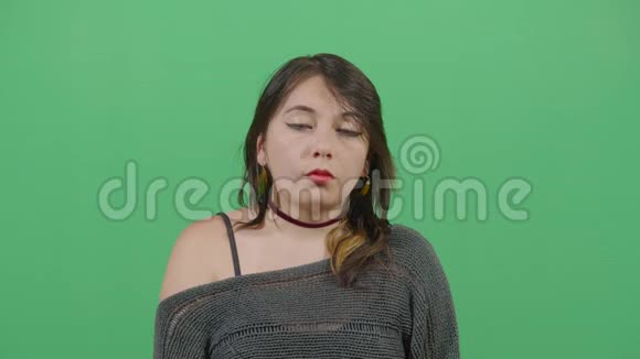 女人咬着他的下唇视频的预览图