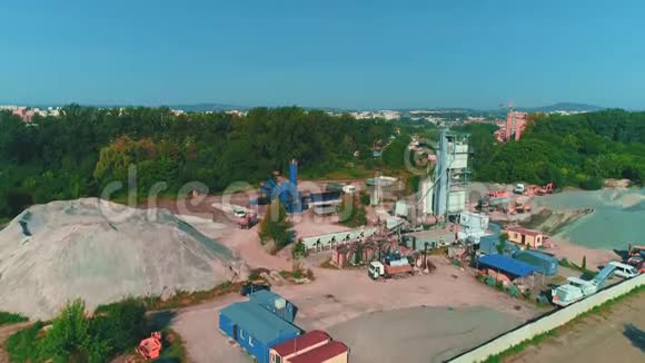 大型沙堆的空中景观和建筑物的发射4K视频的预览图