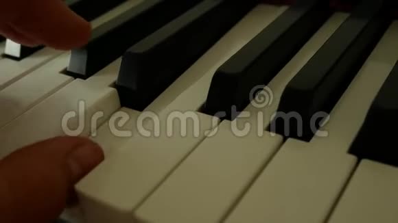 男士左手按钢琴键视频的预览图