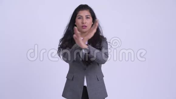 年轻严肃的波斯女商人用武器做手势视频的预览图