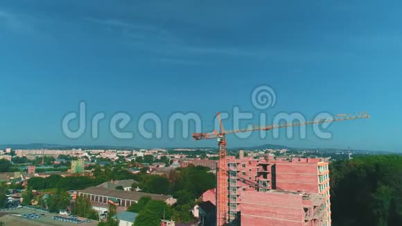 靠近大型停车场的新建住宅楼WINT塔吊施工现场鸟瞰图4K视频的预览图