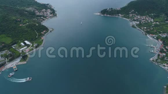 从上方鸟瞰Kotor湾以及从Lepetane到Kamenari的汽车和乘客定期轮渡视频的预览图