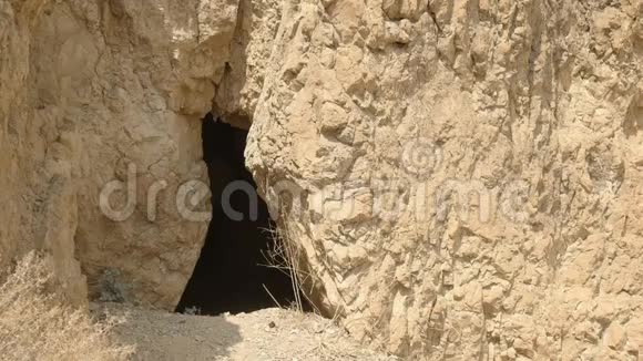 靠近以色列昆兰的一个洞穴入口视频的预览图