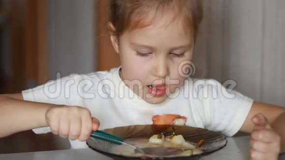 孩子吃美味的午餐小女孩吃汤视频的预览图