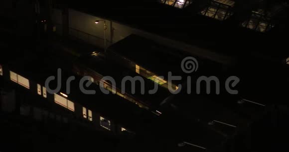 晚上在东京的新川车站坐火车视频的预览图