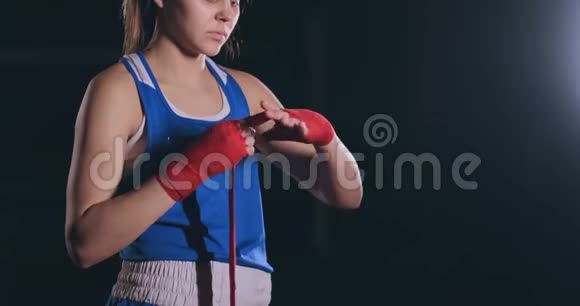 中弹漂亮的女拳击手手上裹着红色绷带Stealam射击视频的预览图